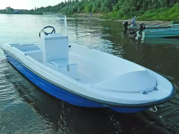 Стеклопластиковая лодка Пингвин с консолью (тримаран) в Саранске