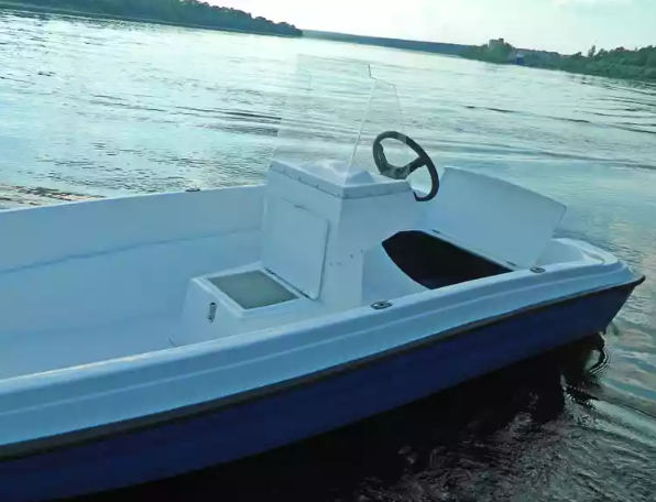 Стеклопластиковая лодка Пингвин с консолью (тримаран) в Саранске