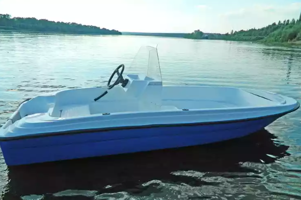 Стеклопластиковая лодка Пингвин с консолью (тримаран) в Саранске